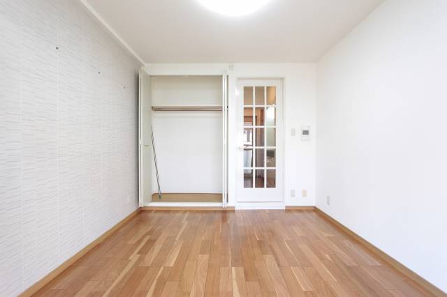 居室・リビング　明るい居室空間がございます。