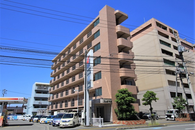 【松山市萱町のマンションの建物外観】