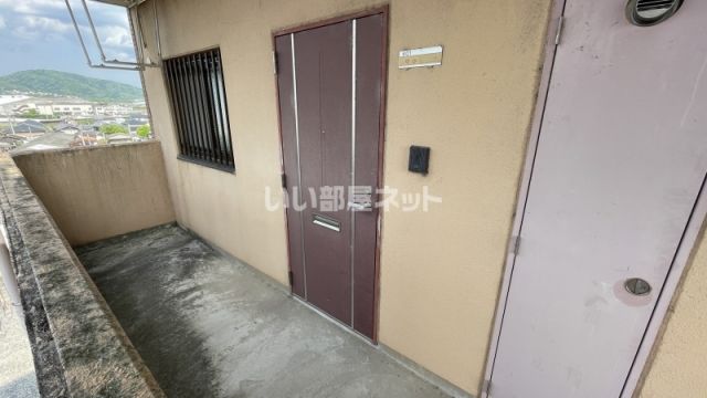 【伊賀市緑ケ丘東町のマンションのエントランス】