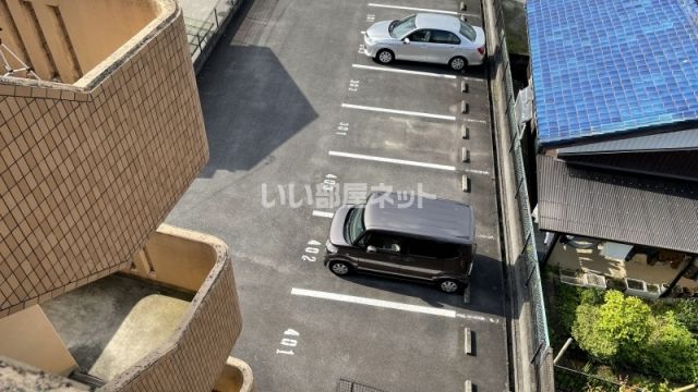 【伊賀市緑ケ丘東町のマンションの駐車場】