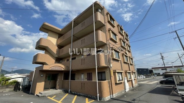 伊賀市緑ケ丘東町のマンションの建物外観