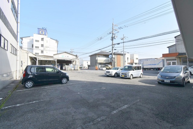 【岡山市南区泉田のマンションの駐車場】