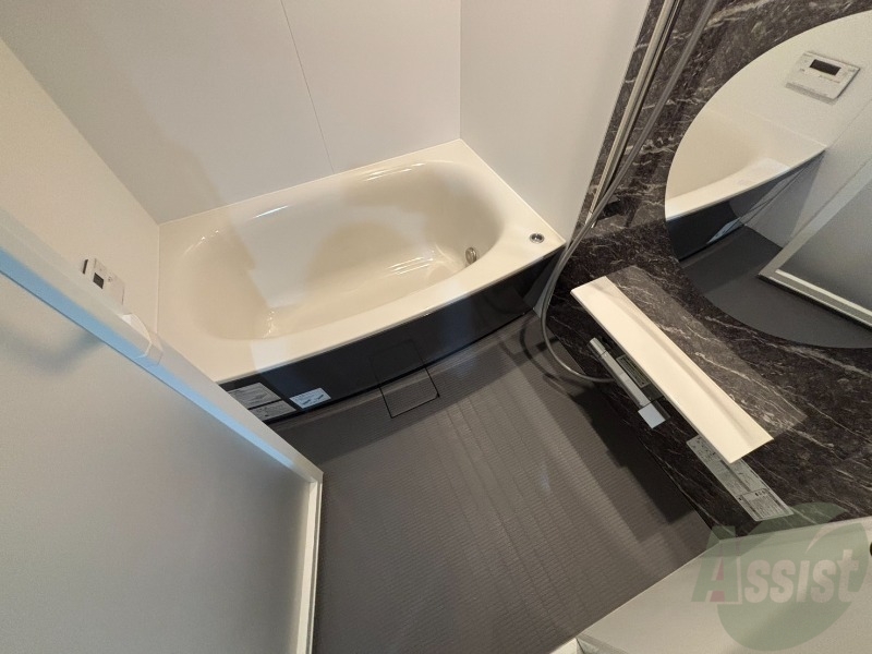 バス・シャワールーム　バスルームは狭すぎず、シャワーも浴びやすそうです。