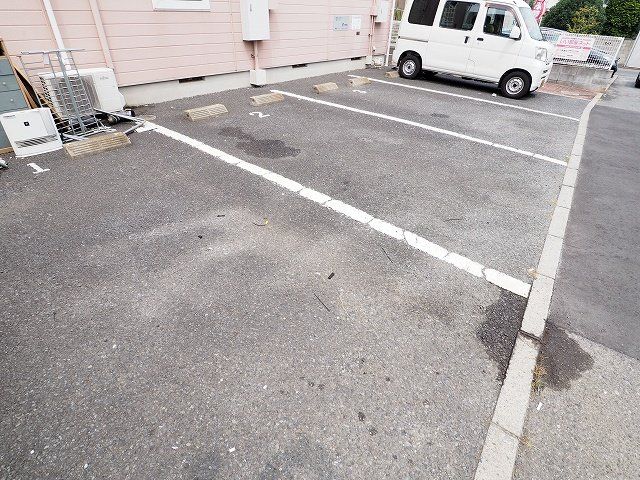 【市川市下貝塚のアパートの駐車場】