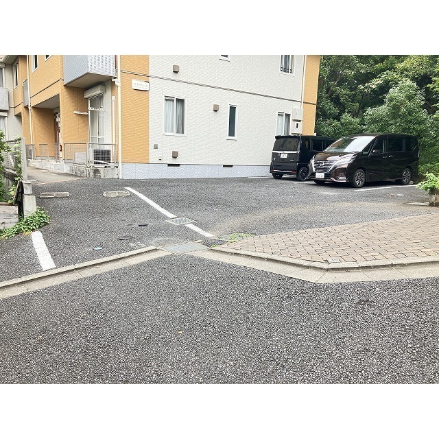 【ライトビレッジの駐車場】