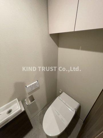 トイレ　落ち着いた色調のトイレです