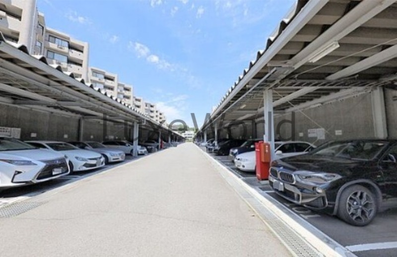 【横浜市港北区大倉山のマンションの駐車場】