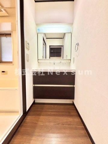 洗面設備　スペースが確保できる洗面所です