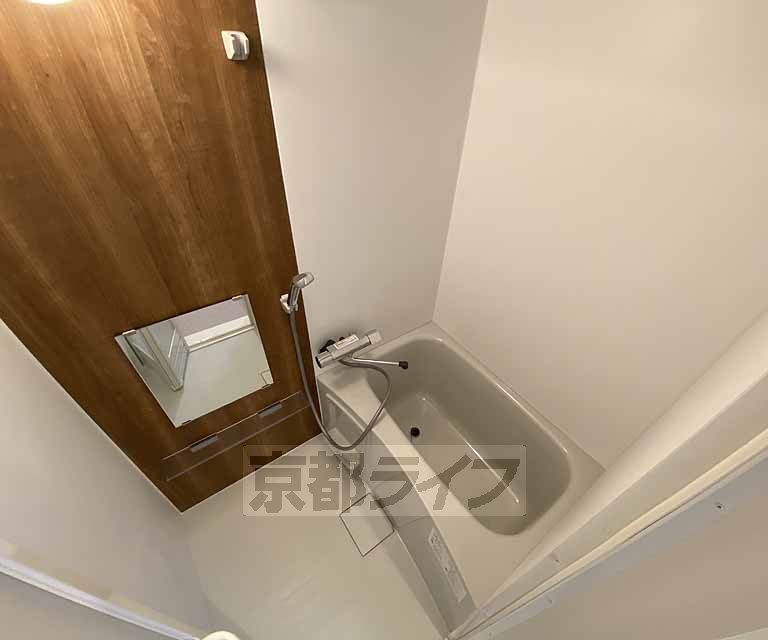 バス・シャワールーム　鏡のついた便利なお風呂