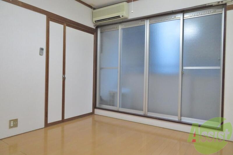 居室・リビング　６帖のフローリングのお部屋となっております。