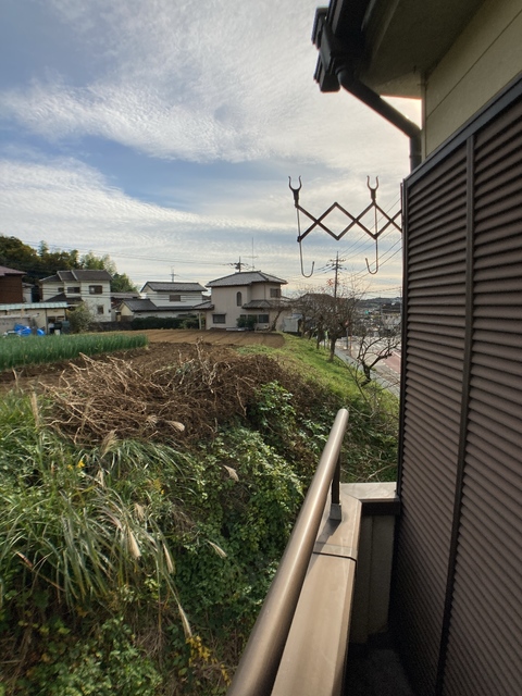 バルコニー　※補修前の参考画像の為、設備等は現況優先。