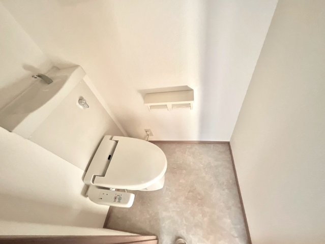 トイレ　落ち着いた色調のトイレです