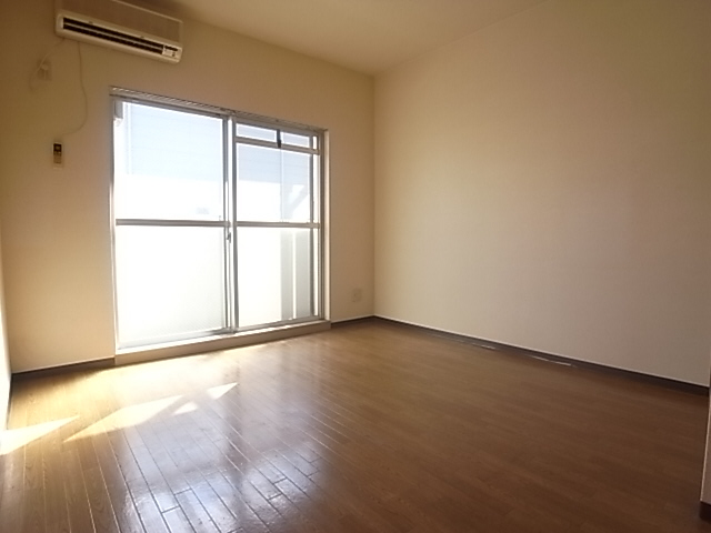 居室・リビング　太陽の光がふりそそぐ明るい洋室です＾＾