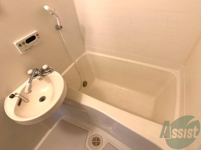 バス・シャワールーム　お風呂には追い焚き機能もついていて経済的ですね