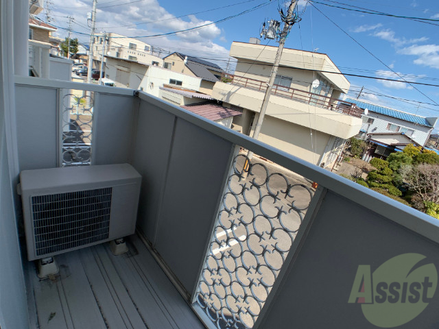 バルコニー　バルコニーは東向き、朝からお洗濯がはかどりそうですね