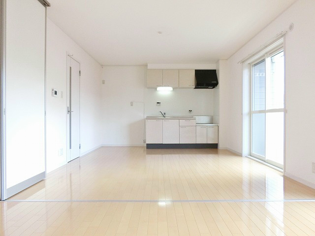 居室・リビング　圧巻の広さと明るさのリビング。季節やライフスタイルに合わせて