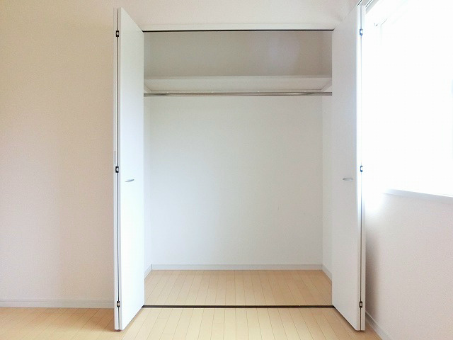 収納　洋室の収納部分。洋服の収納に便利なハンガーパイプ付き