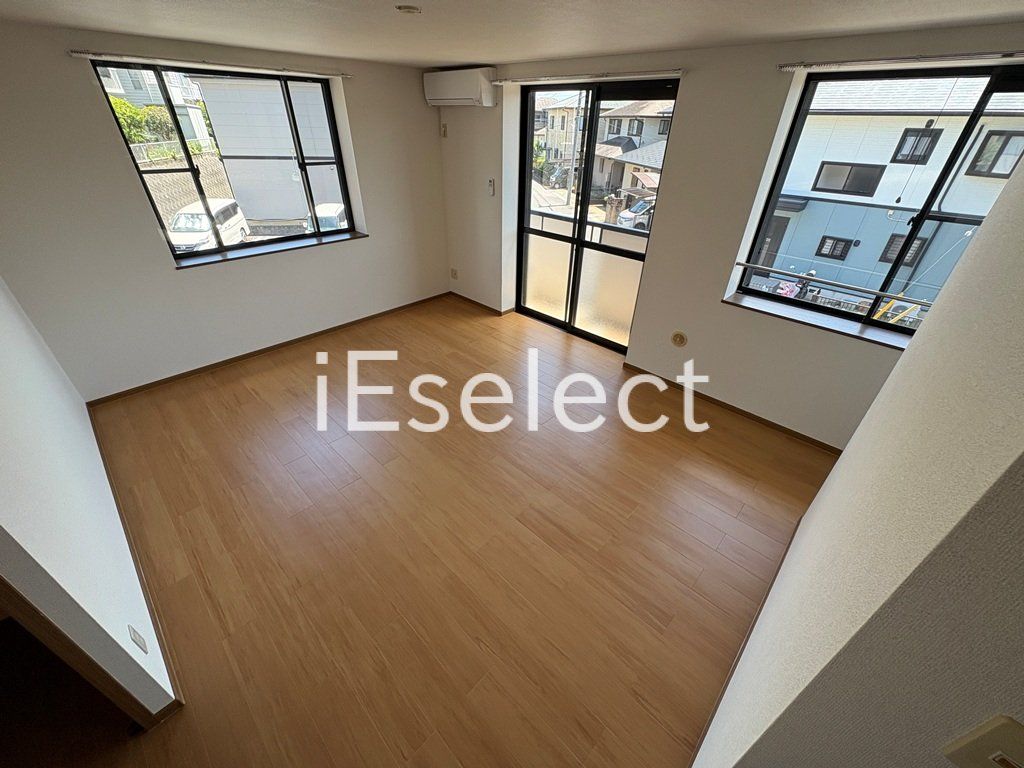 居室・リビング　窓が多く明るいお部屋ですね