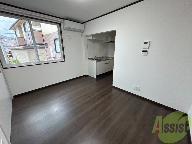 居室・リビング　８．１帖のＬＤＫです。窓が大きく、日中は明るいですよ。