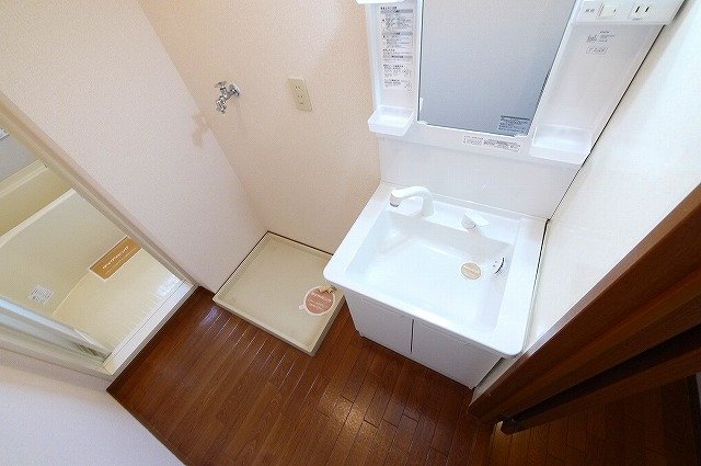 洗面設備　明るい洗面所です