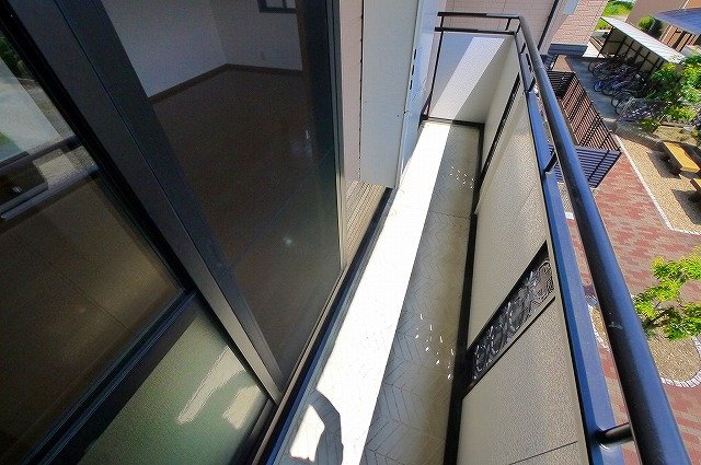 バルコニー　バルコニーからの眺めを楽しみながら食事をしませんか