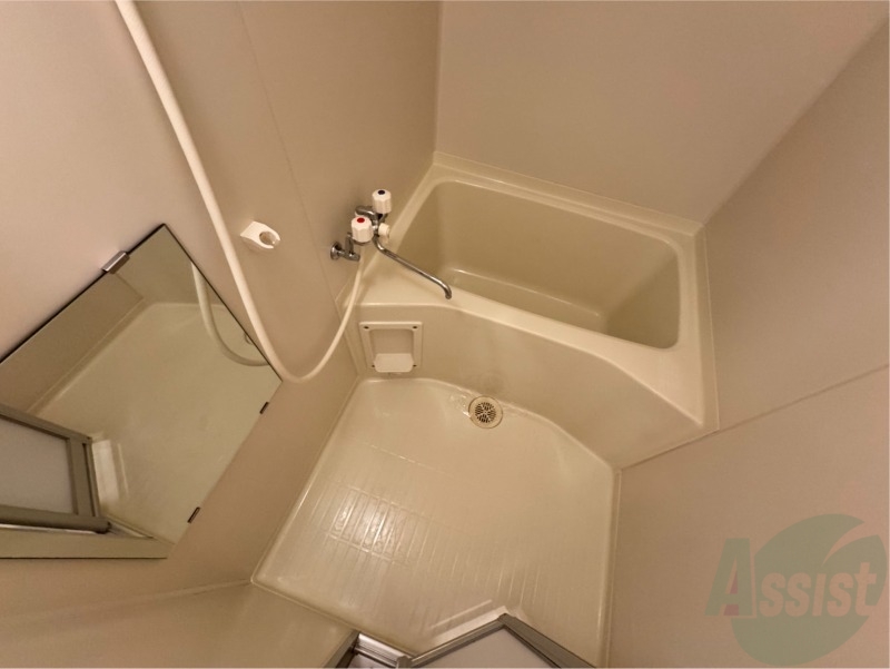 バス・シャワールーム　バスルームは狭すぎず、シャワーも浴びやすそうです。