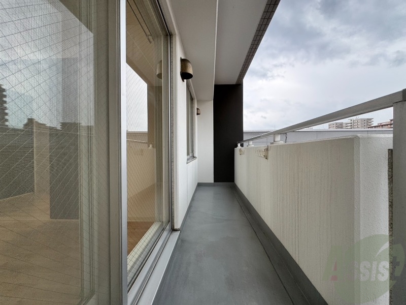 バルコニー　バルコニーは幅があり、広い印象を受けました。