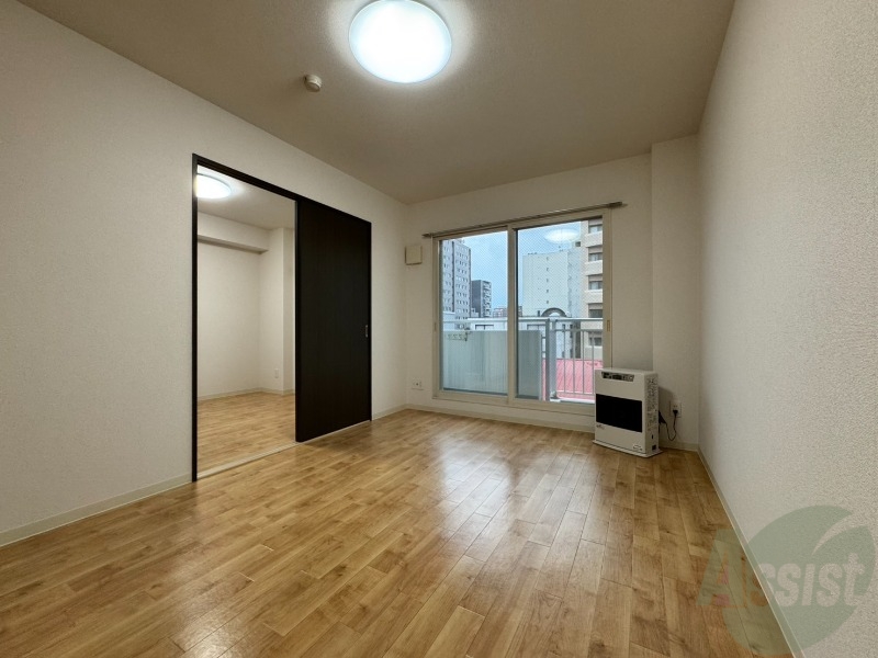 居室・リビング　白さが清潔感を出してくれます。お部屋も明るいですね。