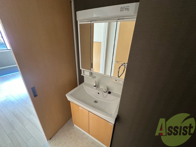 洗面設備　独立洗面台になっているので忙しい朝もばっちりですね。