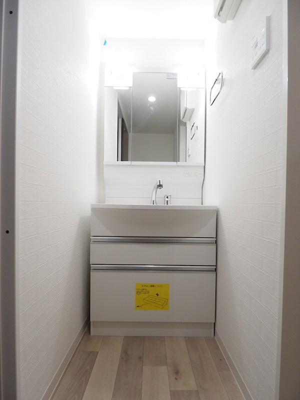 洗面設備　三面鏡洗面台