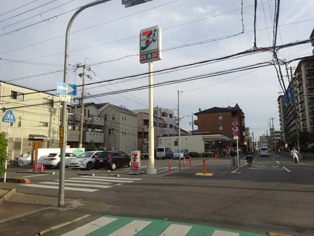 コンビニ　セブンイレブン（コンビニ）まで240m