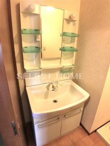 洗面設備　独立洗面台、小物を置くことができて便利です