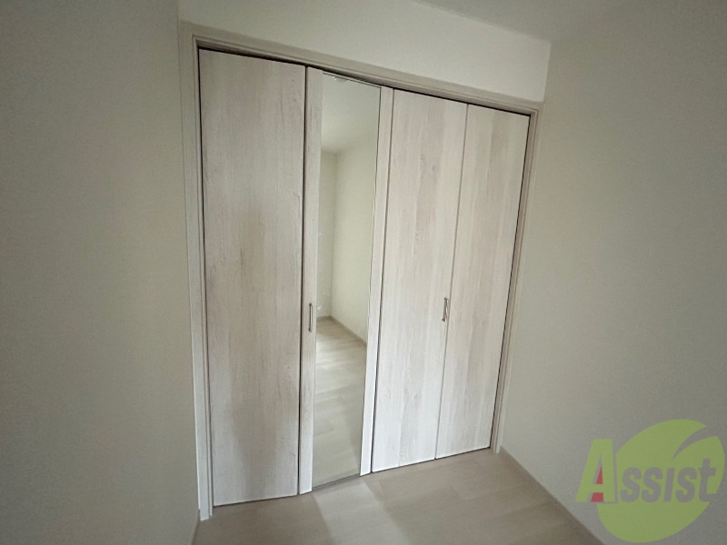 収納　クローゼットの扉に鏡が付いております。便利ですね。