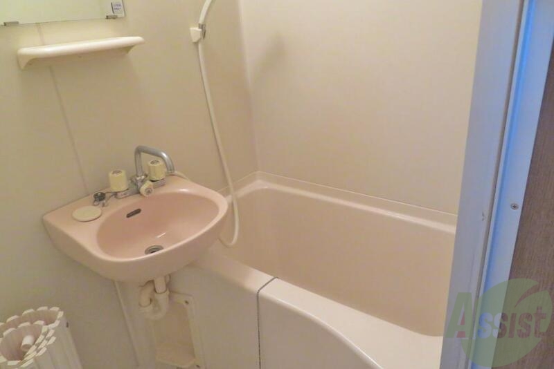 バス・シャワールーム　浴槽は広々でゆっくりのびのび浸かれそうです。