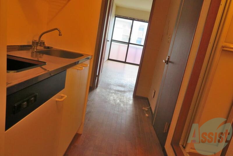 玄関　少し斜めを向いていますが玄関からは一直線にお部屋となってます