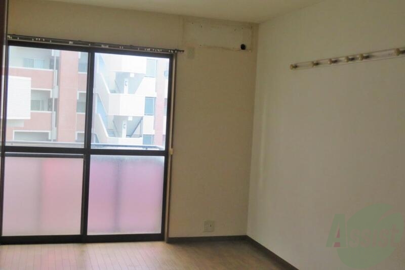 居室・リビング　なんか少し傾いていますがお部屋はシンプルな感じです。