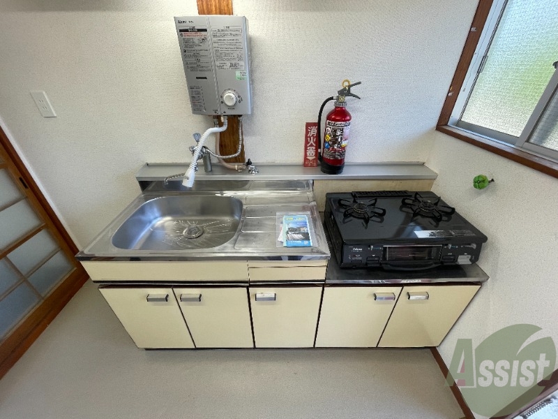 洗面設備　洗面所はないので、朝の準備は浴室かこちらで。