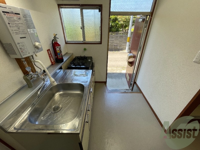 玄関　玄関からの様子です。８帖の和室に繋がっています。