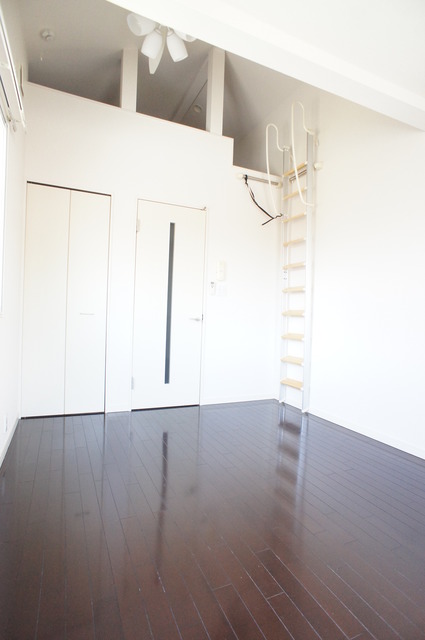 その他部屋・スペース　落ち着いた色合いのフローリングが優しい雰囲気の室内です☆