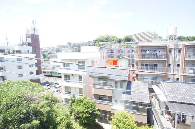 眺望　バルコニーからの景色です！圧迫感がないので暮らしやすい♪