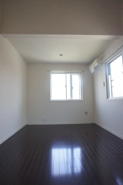 居室・リビング　２面採光なので、明るく風通しのよい過ごしやすいお部屋です♪