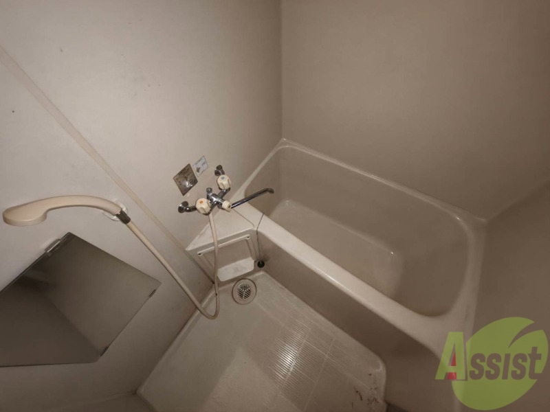 バス・シャワールーム　こちらはお風呂。一日の疲れをここで癒してください。