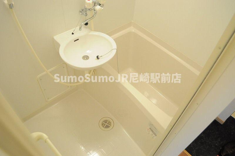 バス・シャワールーム　コンパクトで使いやすい洗面所