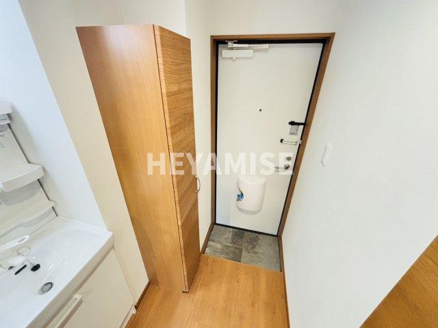 玄関　※類似物件の写真でございます※クロスの色は異なります※現況を