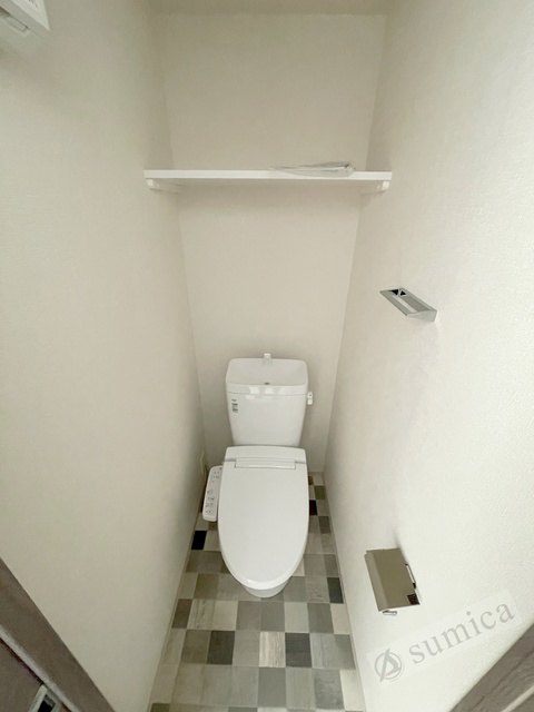 トイレ　人気アイテムの温水洗浄便座。清潔感のあるトイレです。