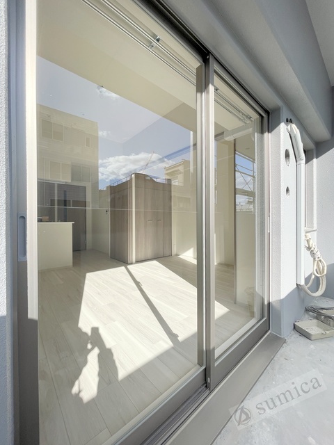 バルコニー　内装は落ち着いています。おおきな窓で明るさを演出。