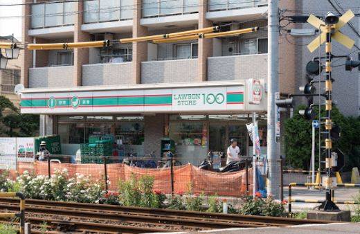 コンビニ　ローソンストア100荒川町屋二丁目店（コンビニ）まで307m