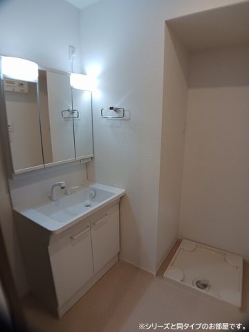 洗面設備　明るい洗面所です