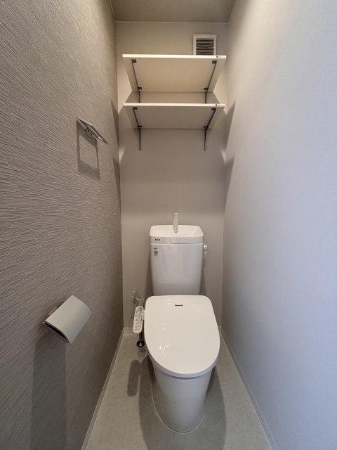 トイレ　綺麗なトイレで物置スペース付きで小物がきれいに出来ます