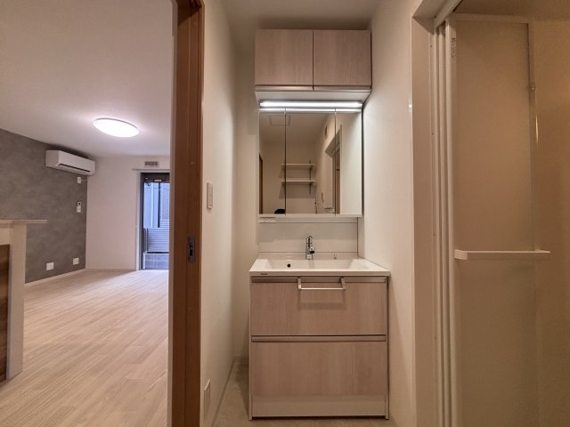 洗面設備　綺麗な収納スペース付き洗面所です